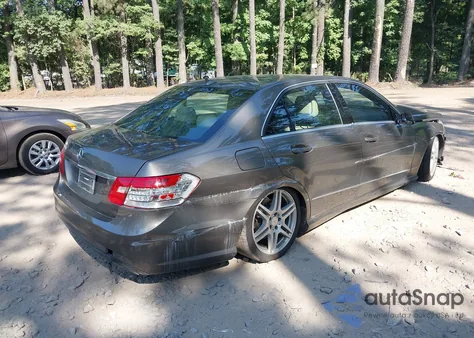 2010 Mercedes-Benz E 550 z USA, uszkodzony, nr VIN WDDHF7CB3AA104247